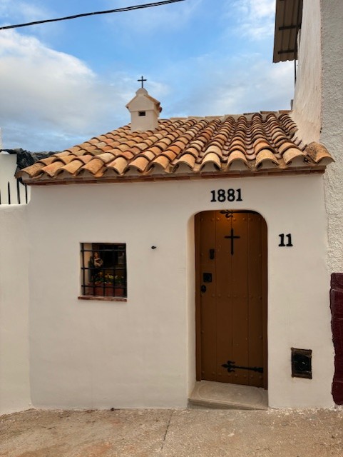 A photo of the officially  Smallest inhabited house in Spain located in  Callosa den Sarria. The house is called Casita de La Cruz. It is certified by archetects as being the smallest known house at just 8qm per floor. 